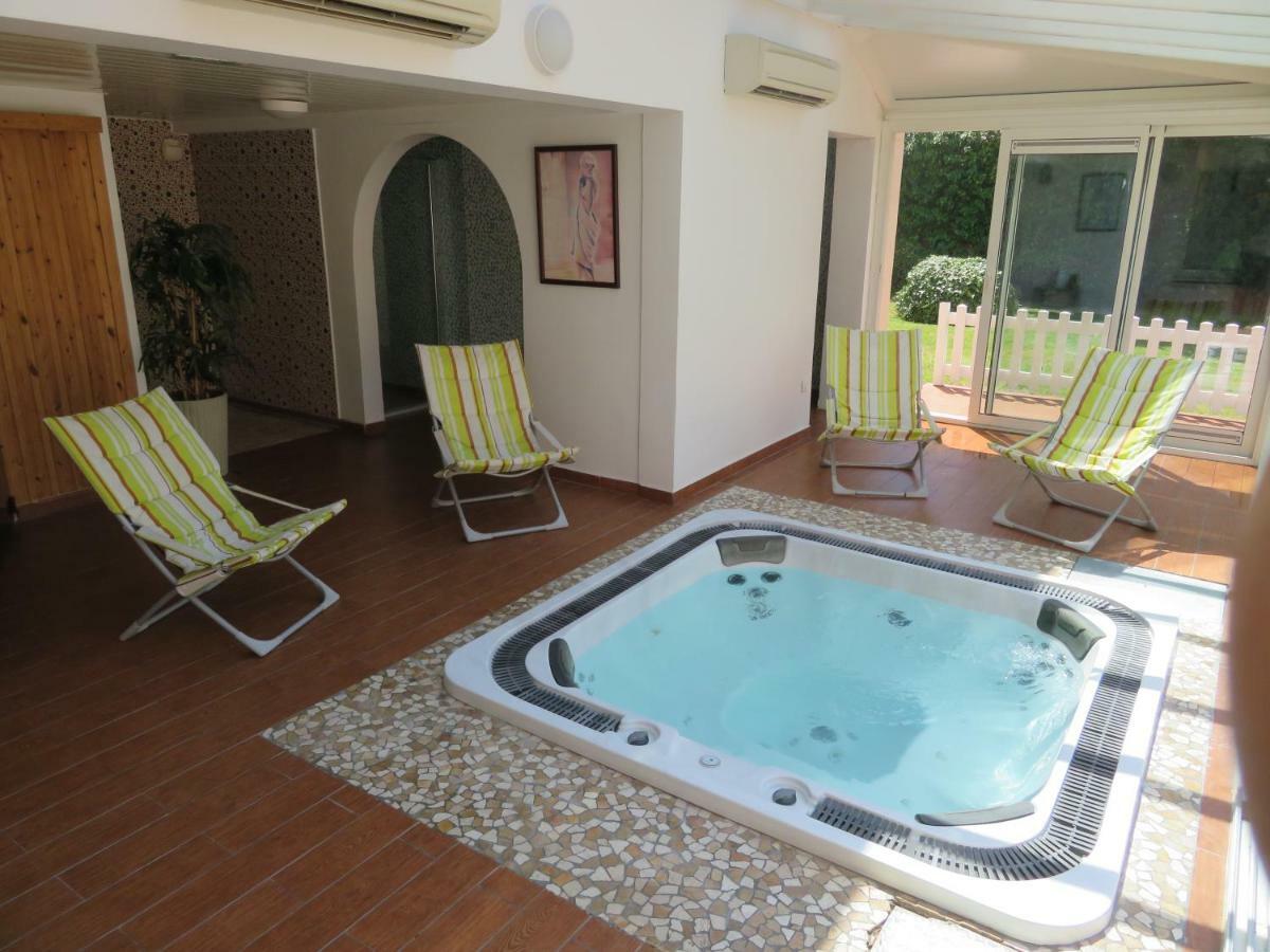 Le Relais De Voisins Hotel Bagian luar foto